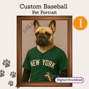 Op de afbeelding: Een digitaal huisdierportret van een Franse Bulldog in een groen honkbalshirt met "NEW YORK" op de borst. De afbeelding bevat de tekst "Custom Baseball Pet Portrait" en "Digital Download".