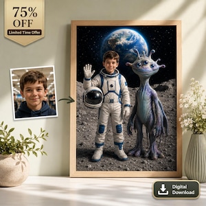 以下が含まれることがあります： 宇宙服を着た子供が月面に立ち、3つの目を持つ紫色の宇宙人の隣に並んでいるデジタルプリントの額縁。背景には宇宙に浮かぶ地球が見える。小さなインセット写真には子供のポートレートが写っている。