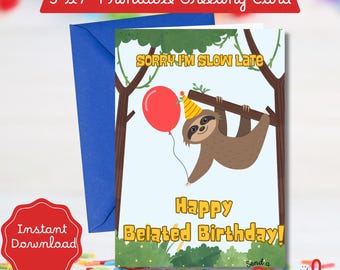 Puede incluir: Una tarjeta de felicitación imprimible de 12,7x17,8 cm con un perezoso de dibujos animados sosteniendo un globo rojo. La tarjeta dice "Lo siento, soy lento tarde" y "¡Feliz cumpleaños atrasado!" con un fondo de jungla verde.