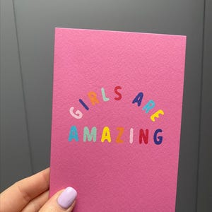 Póster rosa "Girls Are Amazing" / Impresión rosa de empoderamiento para niños / Arte mural de afirmación colorida / Cita motivacional para habitación de niñas