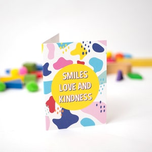 Smile, Love, and Kindness Grußkarte - Positive und erhebende Karte für Kinder und Erwachsene | Spaß Design für alle Gelegenheiten