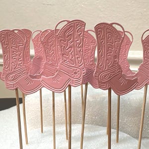 Adornos para cupcakes con botas de vaquera (12) ¡Envíame un mensaje si tienes un color específico para tu fiesta!