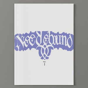 Puede incluir: Una portada blanca con el título "Needbound" en una fuente púrpura estilizada. El texto "Volumen 1" está impreso debajo del título.