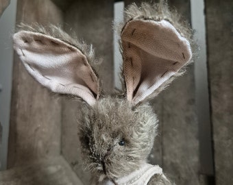 Handgefertigter Hase aus Mohair. Sie ist 16 cm groß. Alle ihre Gliedmaßen sind drehbar und die Ohren sind flexibel. Es ist von Hand genäht.