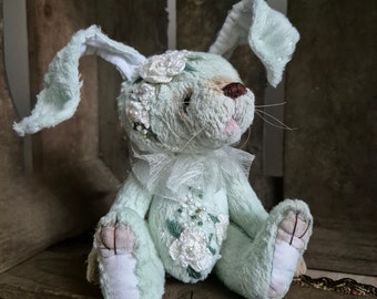 lapin fait main en viscose vert menthe. Brodé, cousu et réalisé à la main selon votre propre design. 18-26 cm de hauteur.