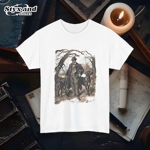 Sherlock Holmes mit Hounds Graphic Tee Detektiv Mystery Inspiriertes T-Shirt für Buchliebhaber Klassische Literatur Kunst Shirt Sherlock Shirt