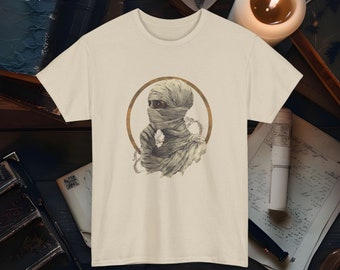 Camiseta espeluznante de momia contemplativa. Camiseta de Halloween de inspiración vintage. Linda camiseta gráfica de momia espeluznante. Perfecta para fiestas y regalos de Halloween.
