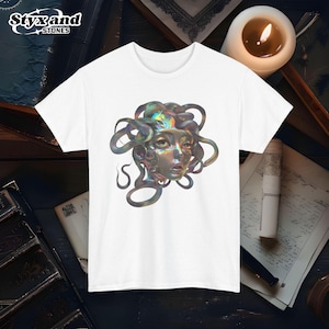 Camiseta de mitología Medusa Y2K en cromo metalizado, camiseta de gorgona mítica griega, ropa de fantasía, regalo único para amantes de los mitos de dibujos animados retro vintage de Medusa