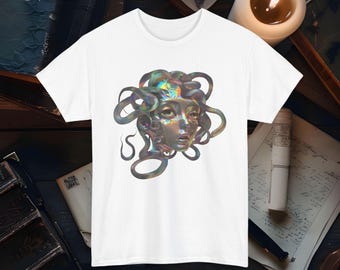 Camiseta de mitología Medusa Y2K en cromo metalizado, camiseta de gorgona mítica griega, ropa de fantasía, regalo único para amantes de los mitos de dibujos animados retro vintage de Medusa