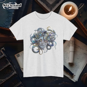 Camiseta de mitología Medusa Y2K en cromo metalizado, camiseta de gorgona mítica griega, ropa de fantasía, regalo único para amantes de los mitos de dibujos animados retro vintage de Medusa