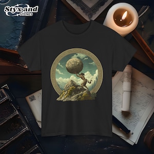 Camiseta de Sísifo empujando una roca Mitología griega Mito de Sísifo Camus Platón Prometeo Arte fantástico Extraño Ropa antigua griega