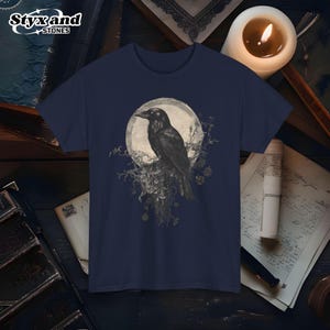 Camiseta vintage de bruja cuervo, camiseta de academia oscura literaria, camiseta con gráfico de cartas del tarot, ropa gótica de cuervo de Golincore, regalo del club de lectura Raven Lover
