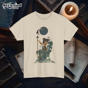 Poseidon Gott des Meeres griechische Mythologie Ozean Fantasie T-Shirt Trident Poseidon Grafik-Shirt Nautische Themen Geschenk Berg Olymp Dark Academia