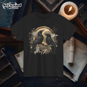 Camiseta vintage de bruja cuervo, camiseta de academia oscura literaria, camiseta con gráfico de cartas del tarot, ropa gótica de cuervo de Golincore, regalo del club de lectura Raven Lover