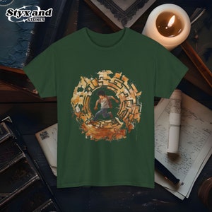 Niño de dibujos animados corriendo a través de la camiseta gráfica del laberinto Estilo anime Camisa de aventura del laberinto Camiseta única inspirada en la mitología Regalo para niños y adolescentes