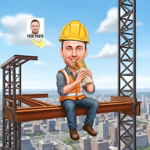 Puede incluir: Ilustración de dibujos animados de un trabajador de la construcción con un casco amarillo y un chaleco de seguridad naranja, comiendo un sándwich mientras está sentado en una viga de acero. La imagen incluye una foto de una persona con el texto "YOUR PHOTO". El fondo muestra un paisaje urbano y una grúa de construcción.