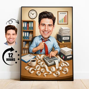 Op de afbeelding: Een karikatuur van een persoon die aan een bureau zit met een rekenmachine, omringd door papierwerk en een kopje koffie. De persoon draagt een blauw shirt en een rode stropdas. Het bureau is bedekt met papierwerk en een rekenmachine. Er hangt een klok aan de muur achter de persoon. De tekst "ACCOUNTS" en "INVOICE" is zichtbaar op de muur.