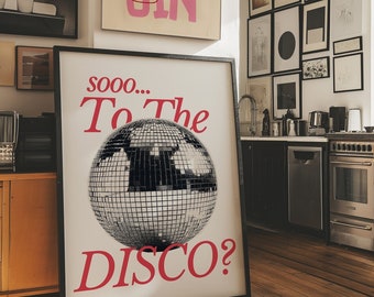 Peut inclure: Une affiche encadrée en noir avec le texte "Sooo... To The Disco?" en rose et une boule disco argentée au centre.