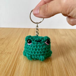 Chaveiro de sapo de crochê