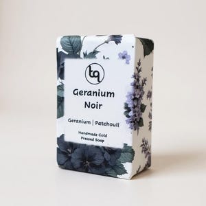2 styck handgjord kallpressad brittisk tvål - Geranium | Patchouli - Palmolja och SLS-fri