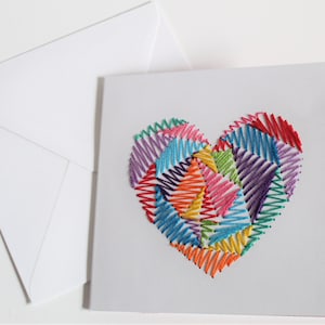 Carte de voeux colorée en forme de coeur cousue à la main pour les anniversaires, les mariages, les événements de la Saint-Valentin et plus encore. Espace vide pour votre message