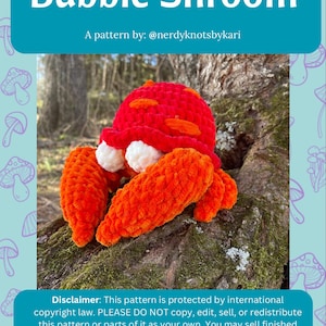Puede incluir: Un hongo Bubble Shroom tejido a crochet, con un sombrero rojo, branquias naranjas y patas naranjas. El texto "Bubble Shroom" y "A pattern by: @nerdyknotsbykari" son visibles. El texto de descargo de responsabilidad también es visible.