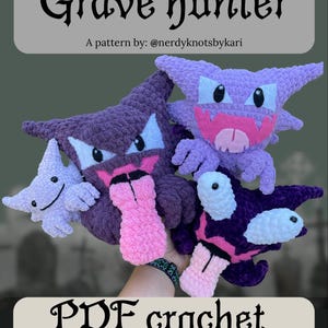Könnte beinhalten: Handgefertigte Häkeltier-Plüschtiere in Lila, Rosa und Weiß mit Monster-Designs. Das Bild enthält den Text "Grave Hunter" und "PDF crochet pattern".
