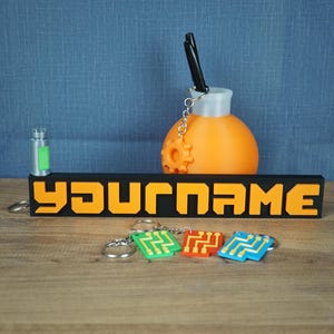 Factory Fan Schreibtisch Bundle: Wissenschaftlicher Flachmann Stifttopf, Benutzerdefiniertes Typenschild & Zahnrad Schlüsselring - Geschenk für Gamer und PC Gaming Zubehör