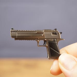 Replica Desert Eagle .50 AE-pistoolsleutelhanger - bronskleurig minimodel voor ontsnapping uit Tarkov-fans, FPS-gamers en verzamelaars - volledig metaal, cadeau van 5 cm