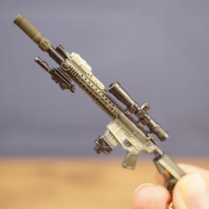 SR-25 DMRライフルキーホルダー、タクティカルマークスマンゲーミングギフト、ミニチュアスナイパーアクセサリー、ゲーマーバックパックチャーム、ミルシムロードアウトコレクタブル