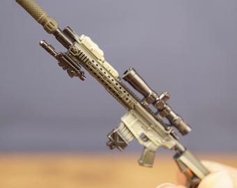 Llavero de rifle SR-25 DMR, regalo para jugadores de tiro táctico, accesorio de francotirador en miniatura, adorno para mochila de jugador, artículo de colección para equipamiento de simulación militar.