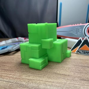 Subnautica Ion Cube Replica Glowing Green 3D Printed Sci Fi Collectible Display for Gamers Alien Decor and Fan Gift for Desk or Shelf