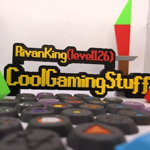 Targa personalizzata RuneScape stampata in 3D - Etichetta giocatore personalizzata, decorazione da scrivania RuneScape unica, regalo perfetto per fan e collezionisti di RuneScape