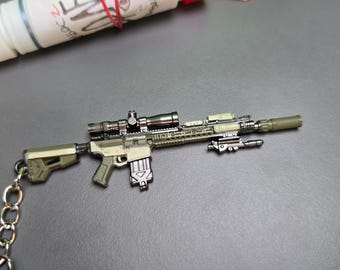 Réplique du porte-clés du fusil DMR SR-25 - Miniature en métal de 9 cm pour les fans de Tarkov, les tireurs tactiques et les collectionneurs d&#39;équipement de sniper