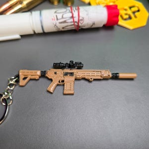 SIG MCX-SPEAR 6.8x51 Assault Rifle Keychain Replica – 9cm Modern Military Miniature for Escape From Tarkov Fans & Tactical Collectors