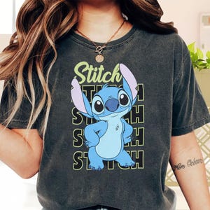 Stitch Repeating Comfort Colors Shirt, Leuke Cartoon Disney T-shirt, Zomercadeau voor haar, Trendy Lilo en Stitch Shirt, Disney Film Cadeau
