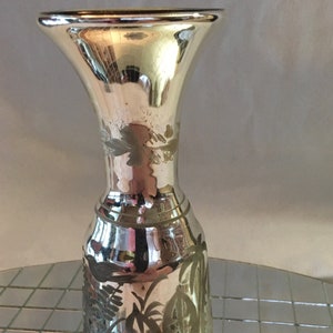 Vaso antigo raro com pés de vidro de mercúrio com design floral fosco