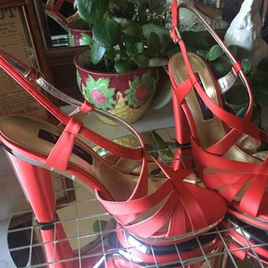 Sandálias com plataforma Nina New York Coral Slingback tamanho 8M, década de 1990