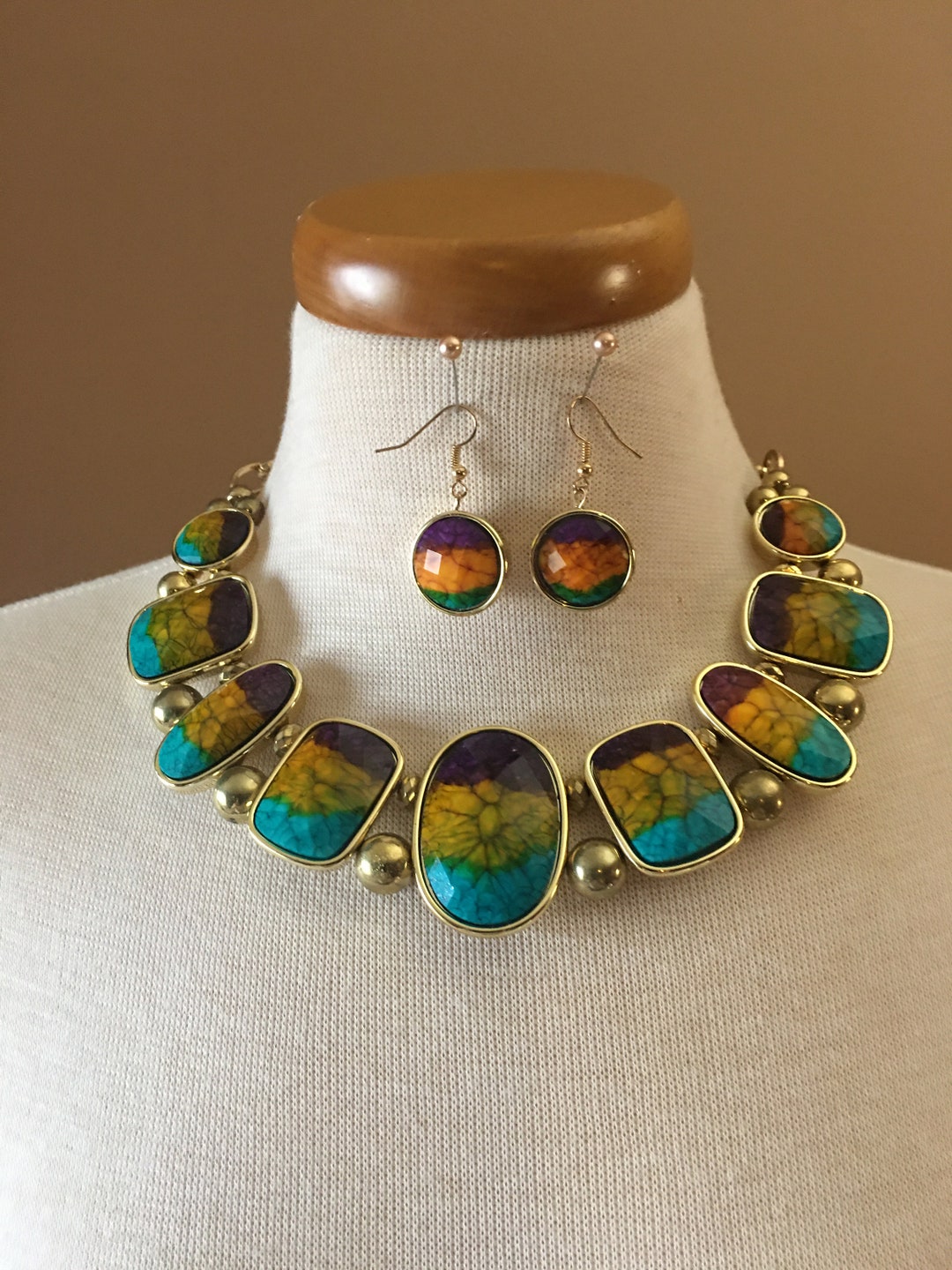 Ensemble collier et boucles d’oreilles graphique. Bijou de créateur fait main