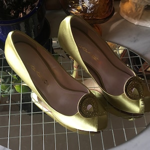 Never Worn Caparros Vintage Pumps in Citrus Satin  size 9M