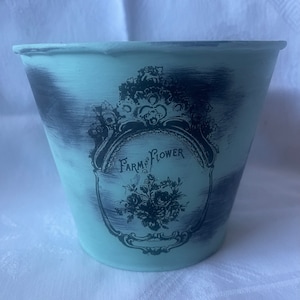 Farmhouse Chic Metal Flower Pot / Planter or Catch All