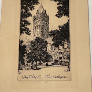 以下が含まれることがあります： オハイオ・ウェスリアン大学のグレイ・チャペルの白黒エッチング。画像には、木々に囲まれたチャペルの塔とアーチ型の入り口が写っています。「Gray Chapel - Ohio Wesleyan」というテキストが画像の下に書かれています。
