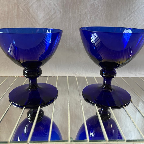 Conjunto de 2 utensílios de bar modernos de meados do século, suco, coquetel ou cordial em azul cobalto em vidro de cristal de chumbo