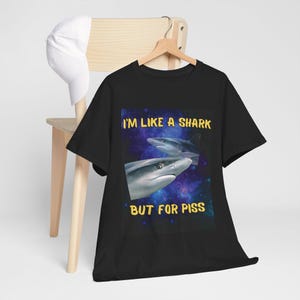 Camiseta con la frase "Soy como un tiburón", divertida camiseta con meme de pis, camiseta con broma desquiciada, meme tonto de tiburón, camiseta con broma de pis imagen 2