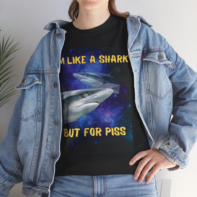 Camiseta con la frase "Soy como un tiburón", divertida camiseta con meme de pis, camiseta con broma desquiciada, meme tonto de tiburón, camiseta con broma de pis imagen 3