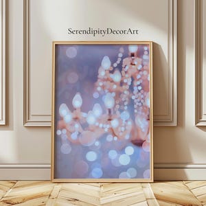 Verträumtes blaues Kronleuchter Gemälde Poster | Soft Elegant Lights Art | Bokeh Effekt | Kokette Ästhetik | Königliche Blaue Wandkunst | Gelassen