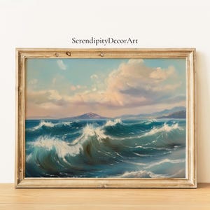 Puede incluir: Pintura al óleo enmarcada que representa un paisaje marino con olas turquesas y blancas. El cielo presenta nubes suaves y tonos azules. El marco es de madera clara. El texto "SerendipityDecorArt" es visible.