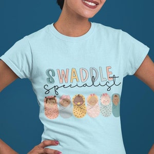 Pädiatrischer Krankenschwester-Geschenk-Baby-Krankenschwester-Shirt Swaddle-Entwurfs-Krankenschwester-Anerkennungs-Krankenhaus-Personal-T-Shirt NICU-Krankenpflegeschülerin