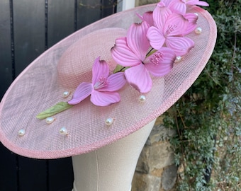 Kentucky derby hoed, roze parel bloemen derby hoed, ascot hoed vrouw, stro tovenaar, bruiloft hoed, ascot hoed, moeder van de bruid hoed, parel hoed