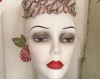 chapeau de pilulier rose vintage, chapeau de mariée perlé et pailleté, chapeau de style des années 1960 avec paillettes et perles